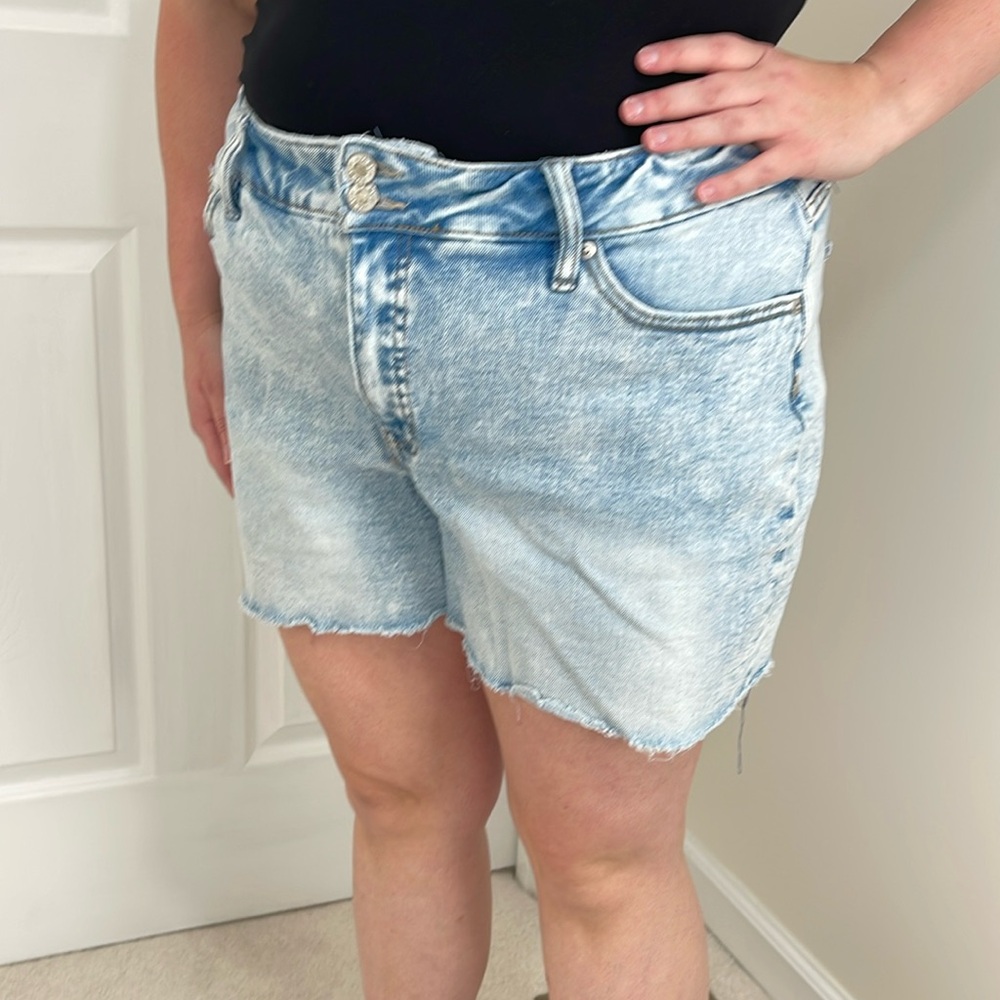 Ava and Vic light wash denim shorts